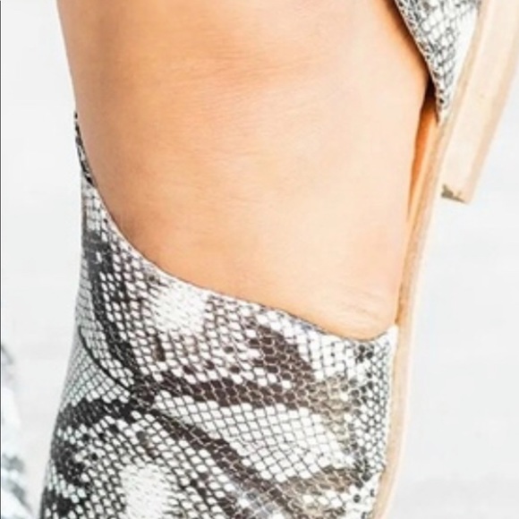 SNAKE PRINT FISH MOUTH NWT SIZE 5 SAME DAY SHIP‼️ - Picture 2 of 4